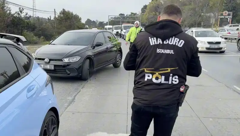 Emniyet Şeridini İhlal Eden Sürücü, Suçunu Yolda Bulunca Şok Oldu