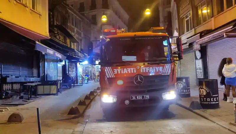 Beyoğlu'nda Asansör Boşluğuna Düşen Müşteri Hastanelik Oldu