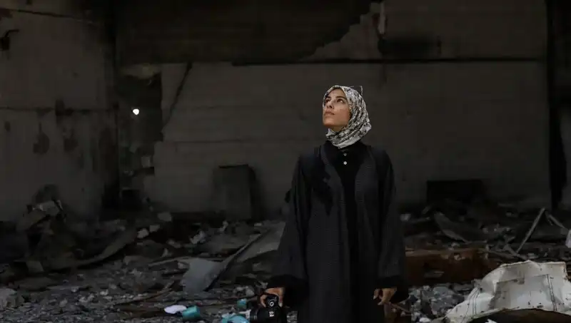 Gazze’deki Harabe İçinde Fotoğraf Çeken Fatma’nın Cesur Tanıklığı