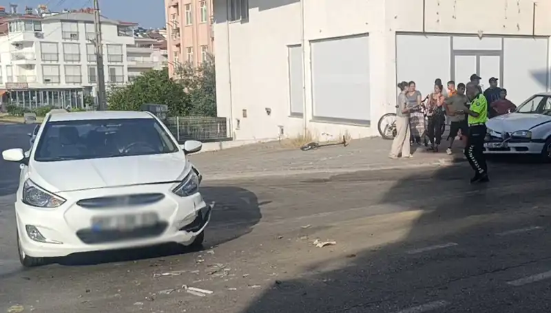 Antalya'da İki Otomobil Çarpıştı: Kaza Anı ve Sonrası Detayları