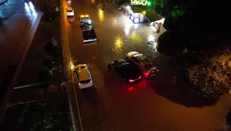 Adana'da Aniden Bastıran Sağanak Yağış, Şehirde Hayatı Olumsuz Etkiledi