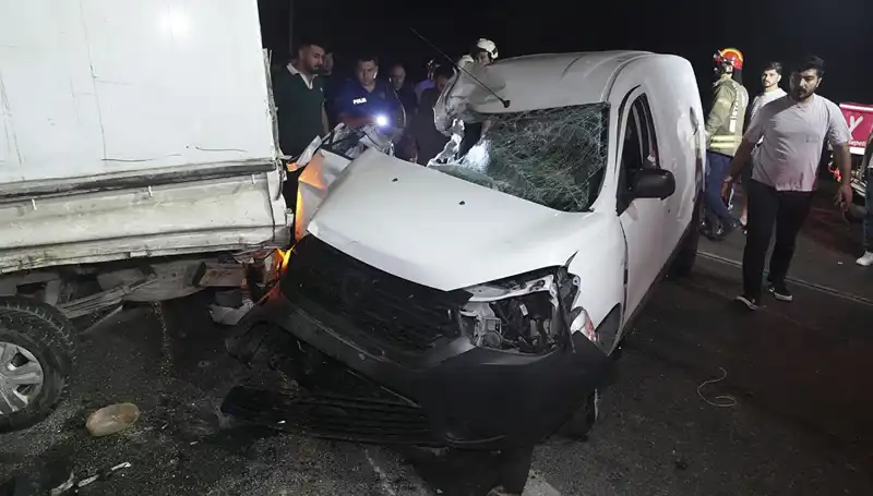 İstanbul'da Trafik Kazası: Üç Kişi Yaralandı, Kaza Anı Dehşet Vericiydi