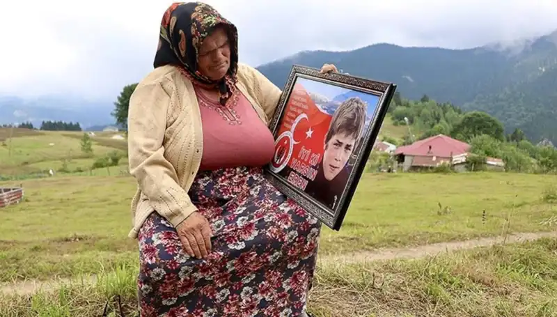 DEM Parti’den Eren Bülbül'ün Annesine Anlamlı Bayram Ziyareti