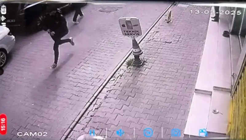 İstanbul'da Silahlı Saldırı: Bacağından Vurulan Adamın Yaşam Mücadelesi