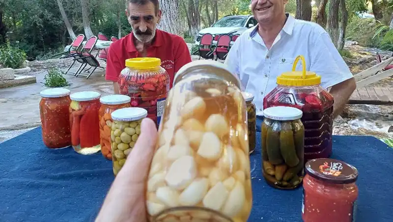 Araban Sarımsağıyla Hazırlanan Turşular, Sağlık ve Lezzeti Bir Araya Getiriyor