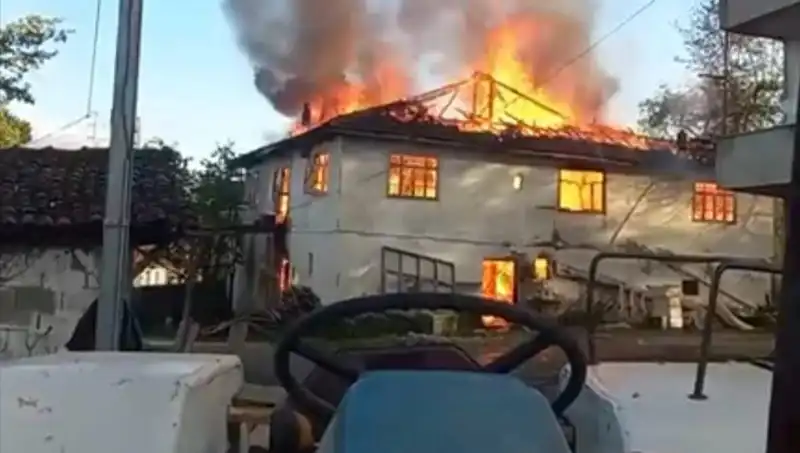 İki Katlı Evde Çıkan Yangın, Tüm Mahalleyi Sarsacak Kadar Büyüdü