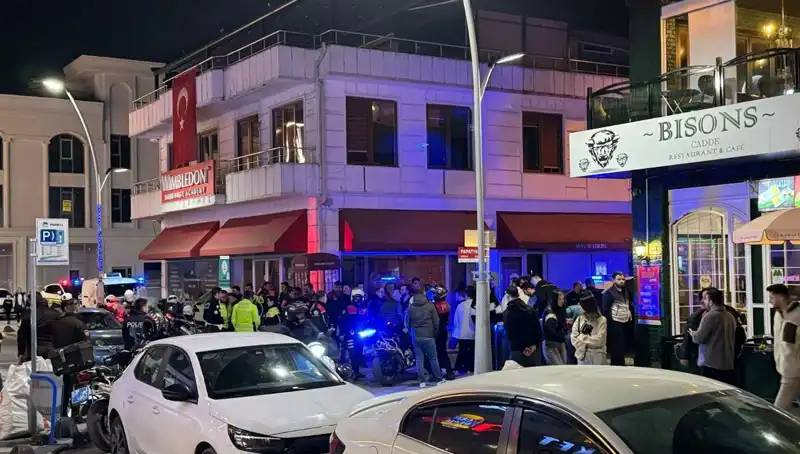 Kafe Sahibi Engellemeye Çalıştı, Havaya Ateş Açan Şahıs İle Bıçakla Saldırdı!