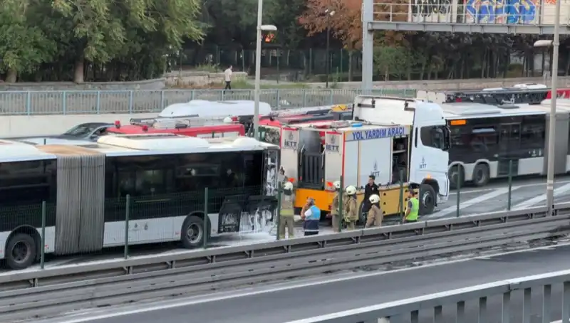 İstanbul'da Metrobüs Yangını: Yolcular Panik İçinde, Trafik Felç Oldu
