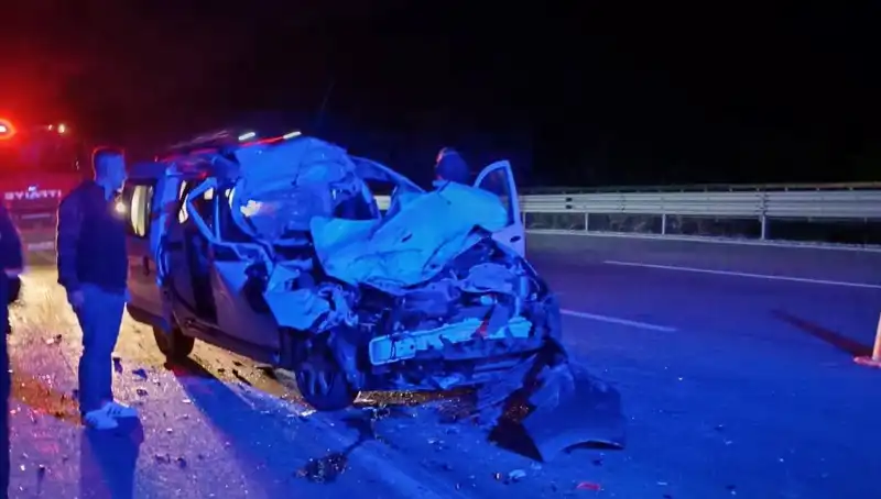 Otoyolda Faciaya Yol Açan Kaza: TIR'a Çarpan Araç Hurdaya Döndü