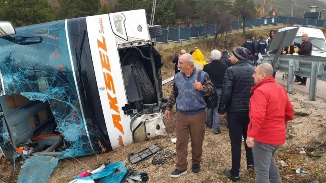 Isparta’da Yolcu Otobüsü Devrildi: Can Kaybı ve Çok Sayıda Yaralı Var