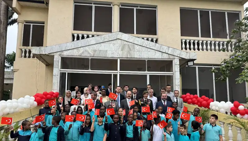 Kamerun'da Ulusal Egemenlik ve Çocuk Bayramı'nın Coşkulu Kutlamaları