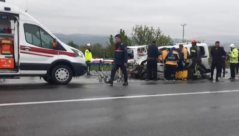 Denizli'de Feci Kaza: İki Araç Kafa Kafaya Çarpıştı, İki Yaralı!