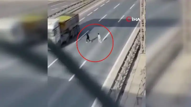 Tehlikeli Yolculuk Anları Kamerada: İzleyenler Gerildi!