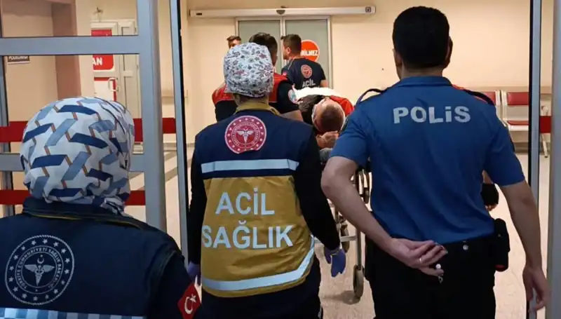 Kaza Kapanında Yaralanan İki Kişi, Polis Ekipleri Olay Yerinde