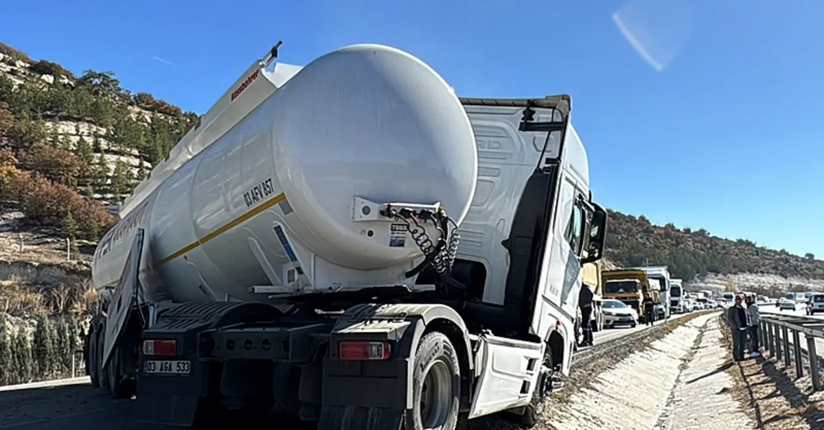 Kütahya’da LPG Tankeri Devrildi, Faciadan Dönüldü