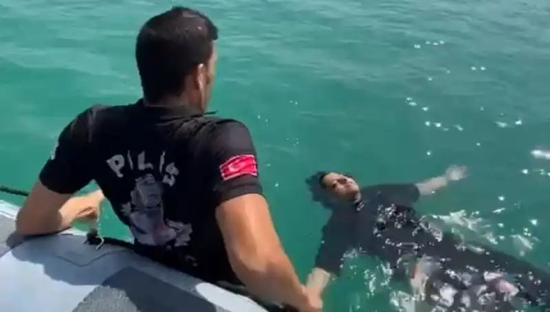 Baraj Gölünde Suya Düşen Kadını Gemi Adamları Kurtardı