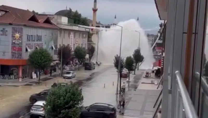 Yoğun Yağışlar Sonrası İçme Suyu Hattı Patladı, Sokaklar Göl Oldu