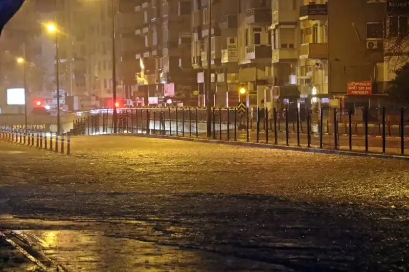Antalya'da Şiddetli Yağışlar: Yollar Göl Oldu, Araçlar Mahsur Kaldı