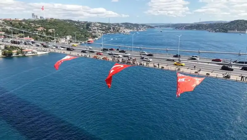 Türkiye'nin İkonik Köprüsünde Dev Türk Bayrağıyla Büyüleyici Gösteri