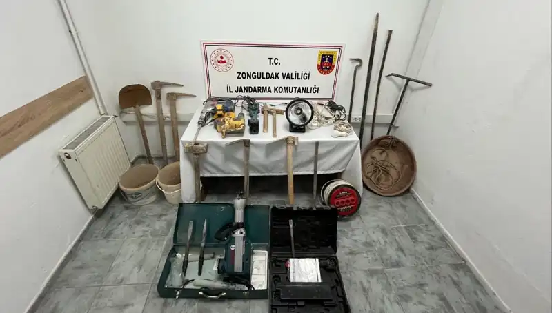 Çaycuma’da Kaçak Kazı Yapan Beş Kişi Suçüstü Yakalandı!