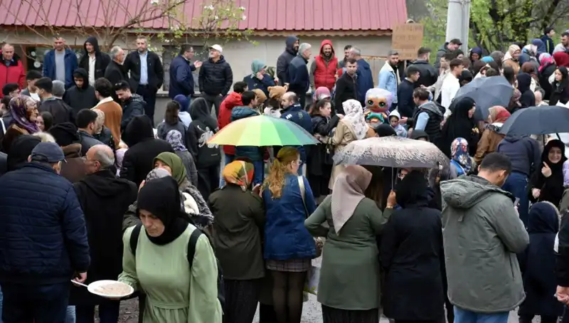 ** Bir Asırlık Geleneği Yaşatan Bayramlaşma: 12 Bin Kişi Bir Araya Geldi!**