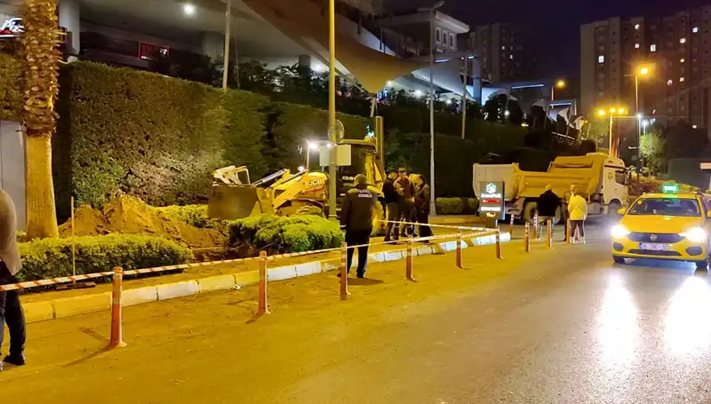 AVM Girişinde Doğalgaz Paniği: Acil Durum Ekipleri Harekete Geçti
