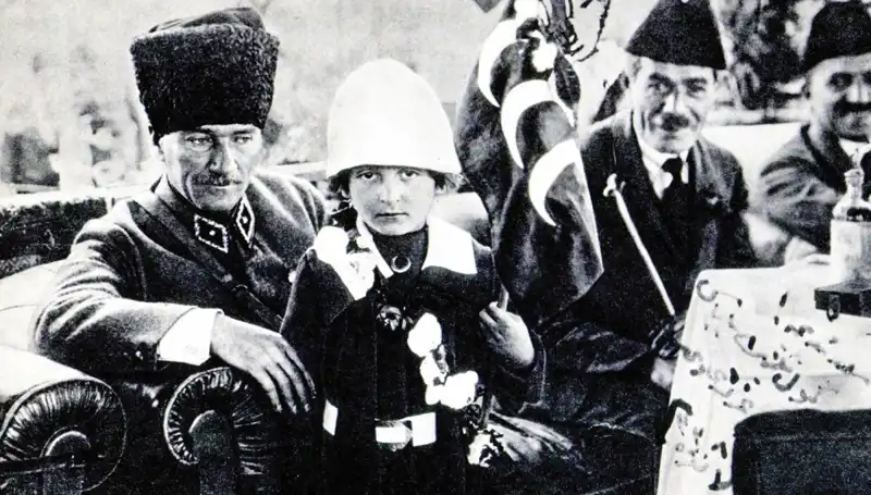 Unutulmaz Fotoğraf: O Şapkanın Altında Gizlenen Bayram Hikayesi