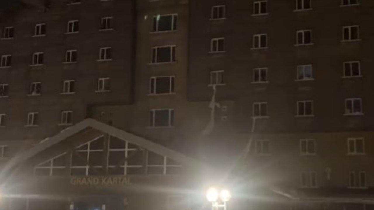 Otelden çarşaflarla yangından kurtulmaya çalışanlar