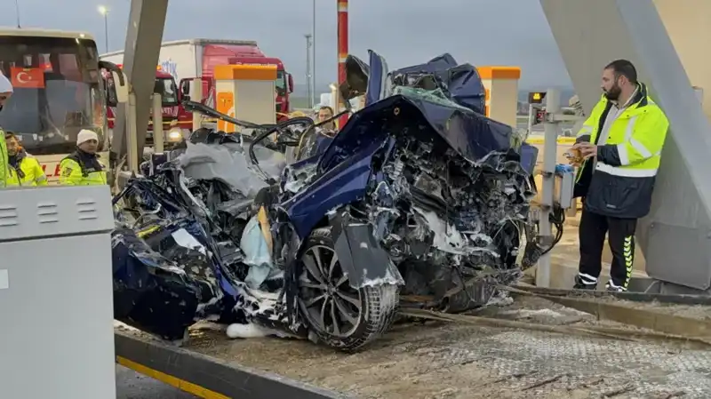 Silivri’deki Korkunç Kaza: Otomobil Gişe ile Otobüs Arasına Sıkıştı