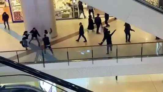 İstanbul'da Avm'de Korkutan Kavga: Güvenlik Kameralarına Yansıdı