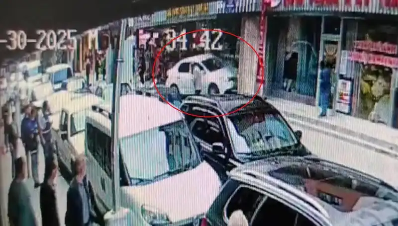 Alkollü Sürücü, Mağazaya Dalmasıyla İki Çocuğu Faciadan Kurtardı