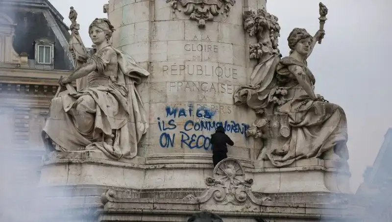 Paris Belediyesi, Grafiticilere Savaş Açıkladı: Şehrin Duvarları Temizlenecek!
