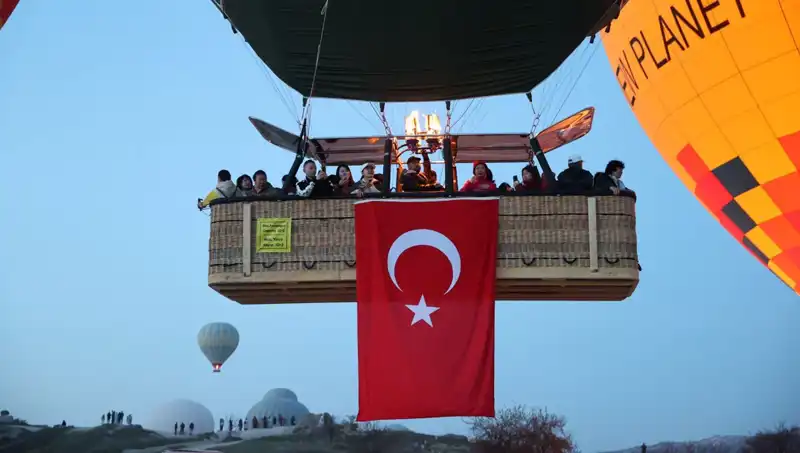 Kapadokya'da Renkli Balonlar Gökyüzünü Sarısı, 23 Nisan Coşkusu Yaşandı!