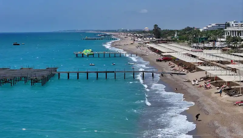 Antalya Sahillerinde Güneşli Hava Etkisini Sürdürüyor: Yerli ve Yabancı Turistlerin İlgi Odağı