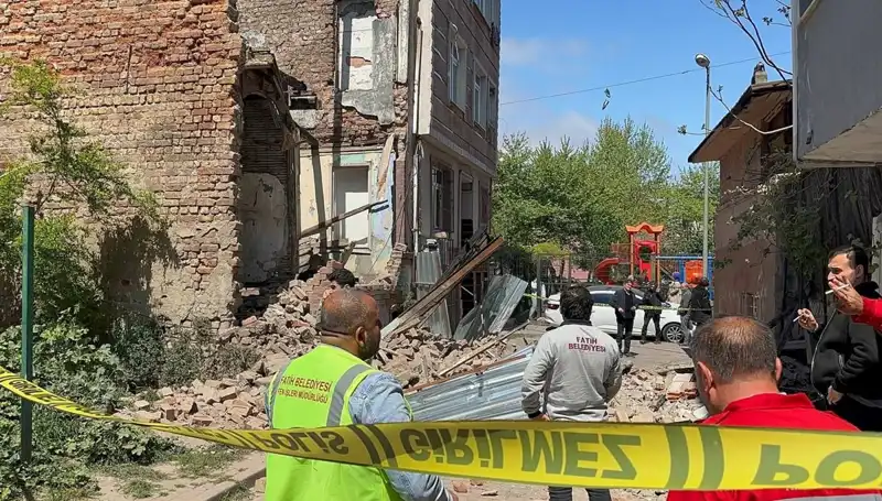 Fatih'te Şok Edici Deprem: Bir Bina Çöktü, Neyin İşareti?