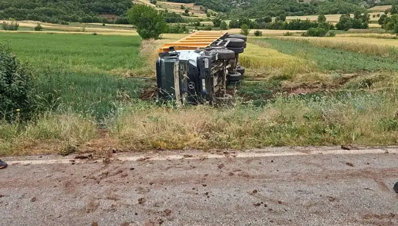 Tokat'ta Feci Kaza: Kamyon Devrildi, Şoför Hayatını Kaybetti!