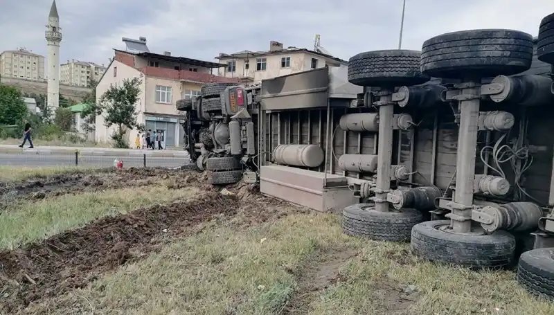 Erzurum'da Freni Boşalan TIR Dehşet Saçtı: Can Kaybı ve Yaralılar Var
