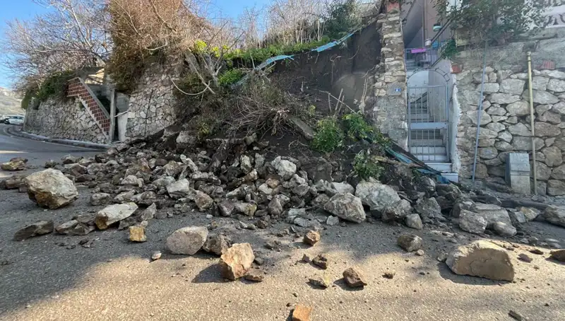 İstinat Duvarı Yolda Çökerek Korku Dolu Anlar Yaşattı