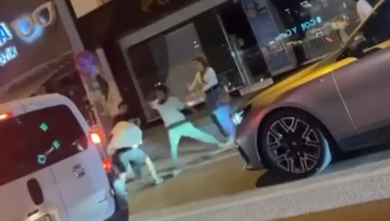 Cadde Boks Ringine Dönüşün Müjdecisi: Yumruklar Havadaydı!