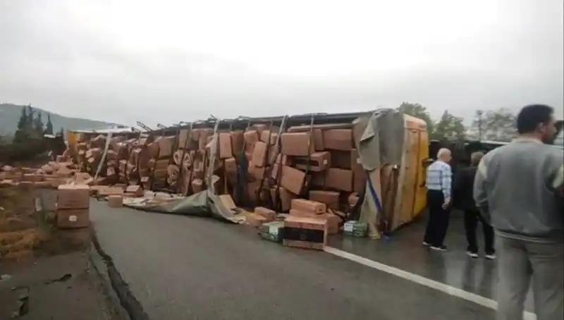 TEM Otoyolu'nda Feci Kaza: TIR Devrildi, Ankara Yolu Trafiğe Kapandı