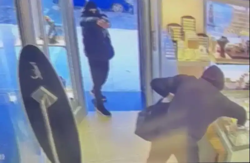 Ümraniye'de Maskeli Soygun Girişimi: 5 Kişi Silahlarla Baskın Yapmaya Çalıştı