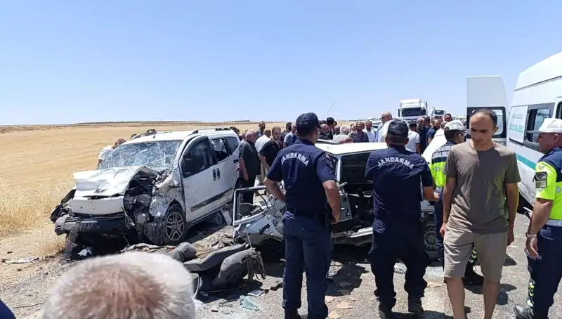 Otomobil ve Hafif Ticari Araç Çarpıştı: Heyecan Verici Olay, 4 Ölü, 1 Yaralı