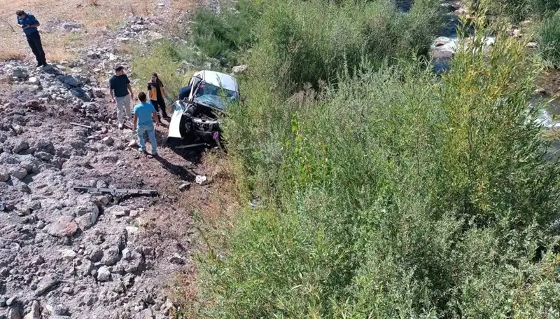 Sivas'ta Otomobil Dere Yatağına Uçtu: İki Can Kaybı ve Dram