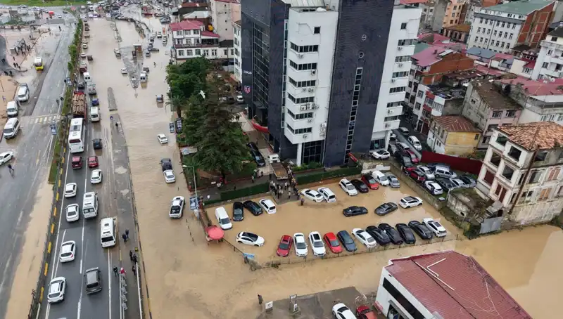 Trabzon'da Sel Felaketi: Çamur İçinde Kayıp Kişi İçin Umut Arayışı