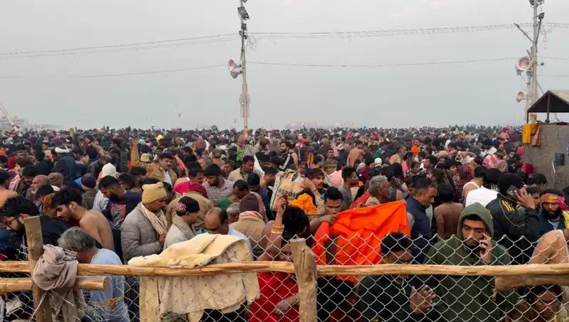 Hindistan'daki Dini Festivalde İzdiham: Altı Kişi Hayatını Kaybetti!