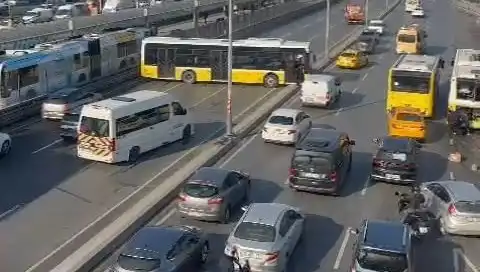 İstanbul'da Trafiği Felç Eden Kaza: İETT Otobüsü İki Araçla Çarpıştı