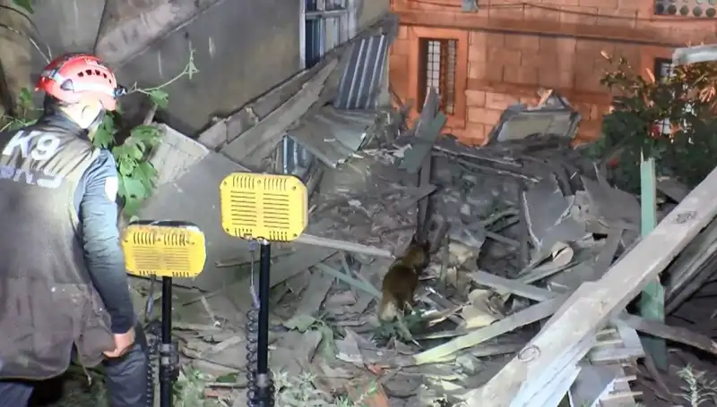İstanbul'da Deprem Sonrası Çöken Bina, Hayatları Kayıplara Dönüştürdü