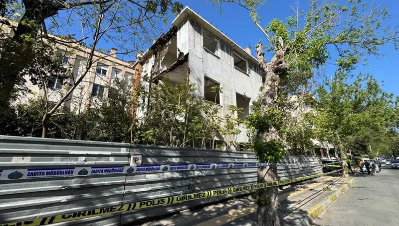 Bakırköy'de Metruk Bina Deprem Sonrası Kısmen Çöktü: Olayın Detayları