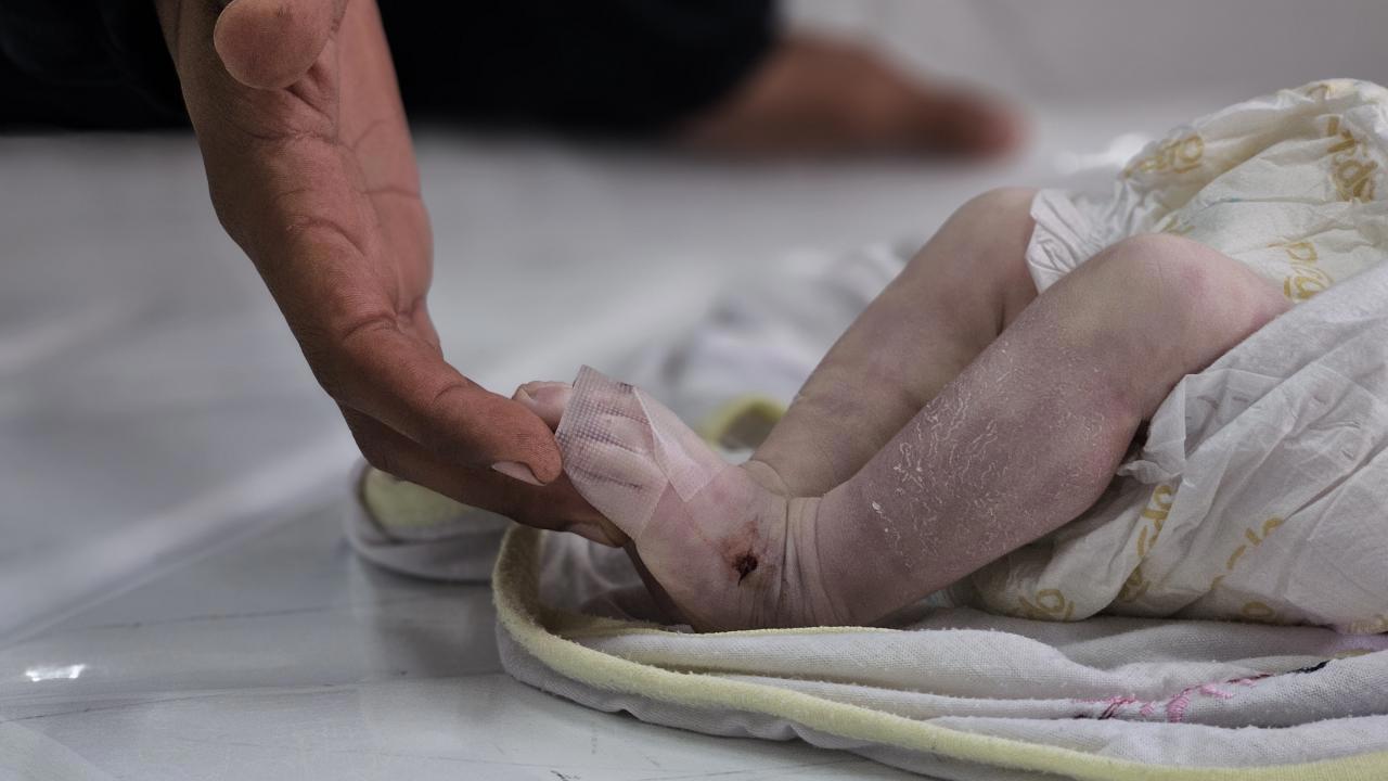 Gazze'de aileler, çocukları için çadırlarda nöbet tutuyor