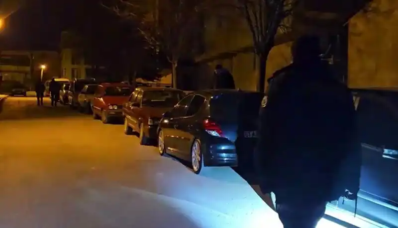 Park Halindeki Araçları Çizip Kaçan Gençler Kameralara Takıldı